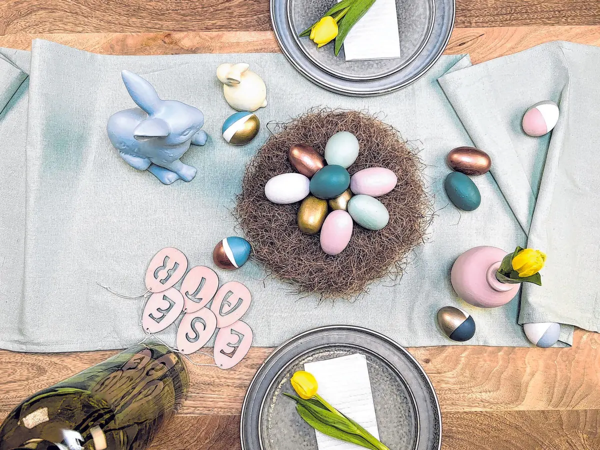 Eier in Pastell- und Goldtönen sind jetzt angesagt. ⇥Foto: Alpina Farben