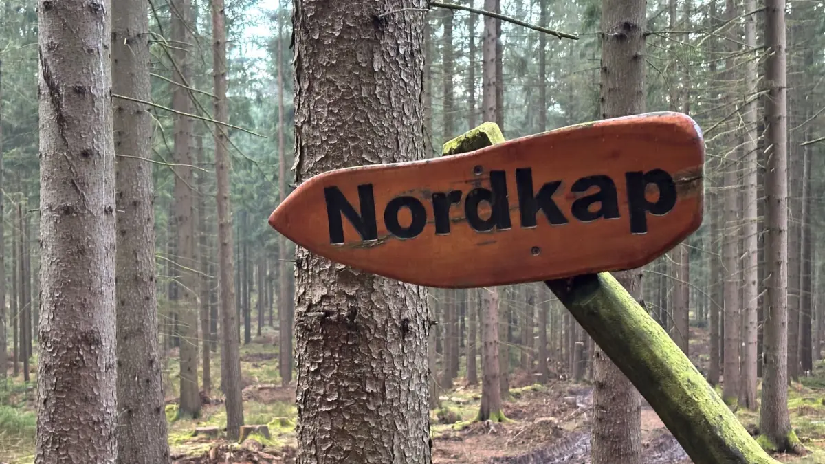 Origineller Wegweiser zum Nordkap bei Steinigtwolmsdorf, ganz im Süden des Landkreises Bautzen. Dort erreicht die Tschechische Republik ihren nördlichsten Punkt.