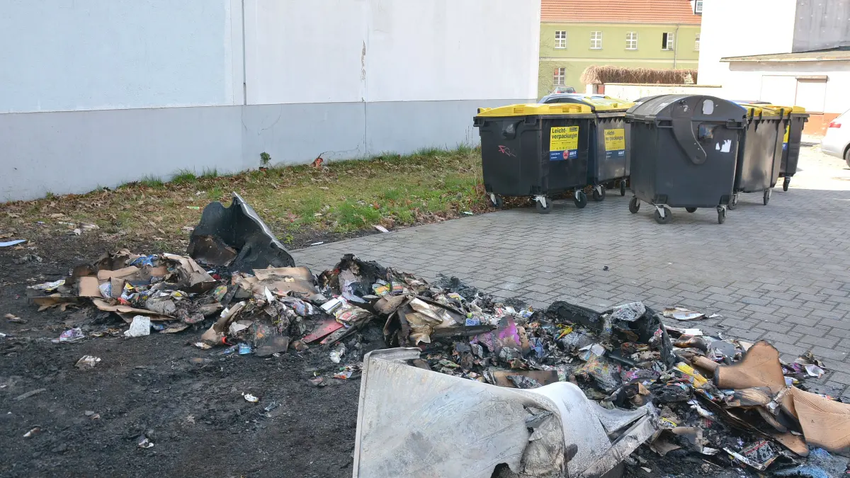 In der Kantstraße in Spremberg sind Papiercontainer und ein Verteilkasten für Zeitungen abgebrannt.