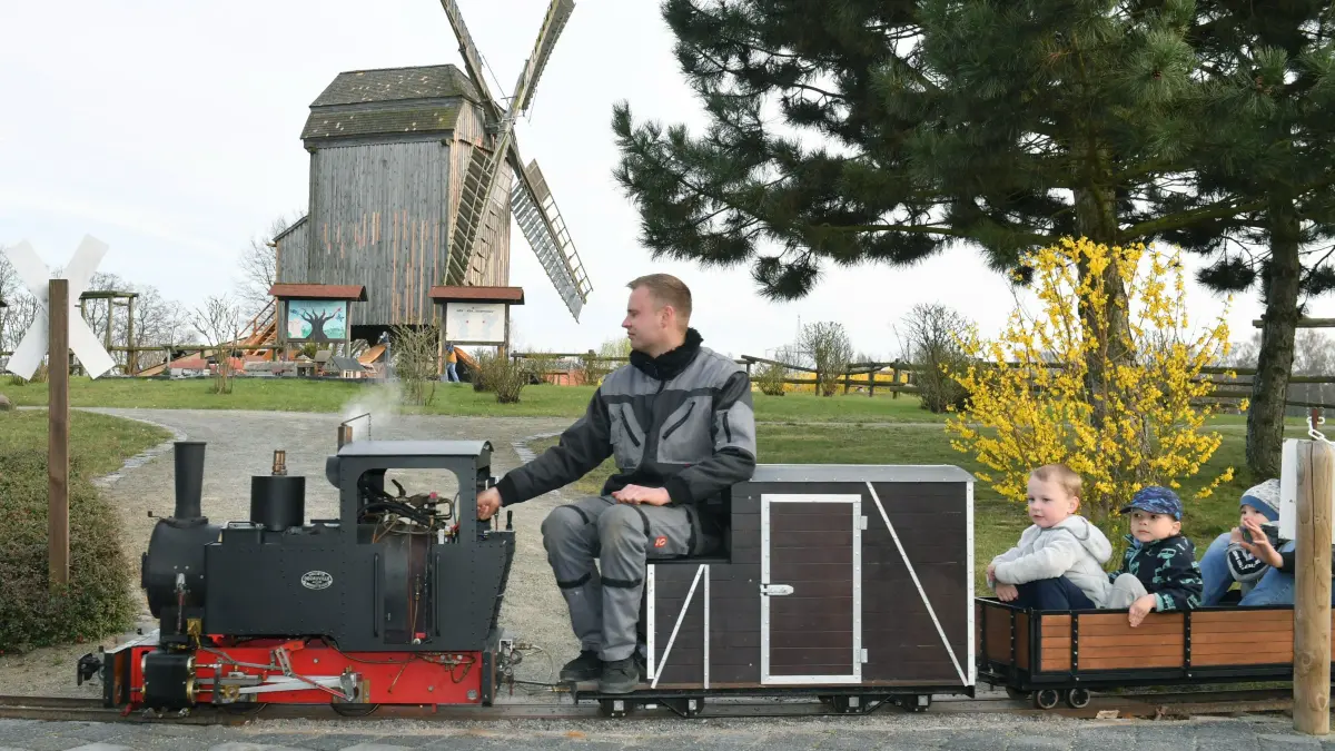 Besucheransturm zum Saisonstart im Miniaturenpark Elsterwerda – Alte Eisenbahnhochburg fährt (wieder) mit Dampf : Besucheransturm zum Saisonstart im Miniaturenpark Elsterwerda – Alte Eisenbahnhochburg fährt (wieder) mit Dampf
- Maschinenbau- Konstrukteur und Dampf- Lokführer Oliver Klose (30) aus Stuttgart hat das kleine Wunderwerk der Technik gebaut, mit dem er temporär zur Saisoneröffnung im Miniaturenpark Elsterwerda unterwegs war