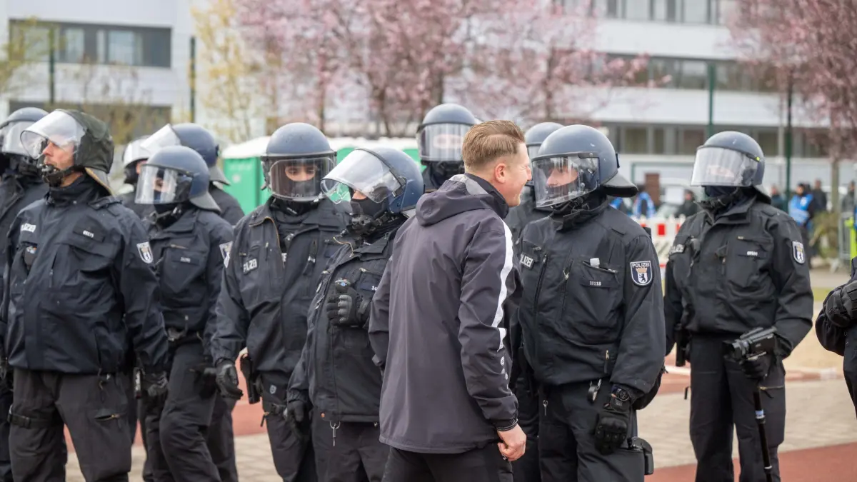Berliner Landespokal 2025/26, Halbfinale Sparta Lichtenberg - BFC Dynamo: Fussball, Herren, Saison 2025/2026, COSY-WASCH Landespokal Berlin (Halbfinale), Sparta Lichtenberg - BFC Dynamo, die Partie war wegen Ausschreitungen unterbrochen, weil außerhalb Pyrotechnik gezündet wurde, Polizei und Trainer Sven Körner (BFC Dynamo), 29.03. 2026, Foto: Matthias Koch
