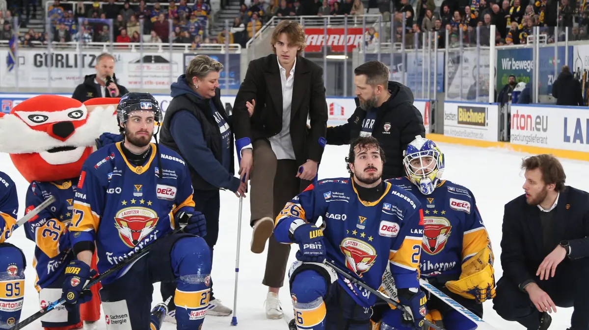 Lausitzer Fuechse vs. Kassel Huskies: 29.03.2026, Weisswasser, Lausitzer Fuechse vs. Kassel Huskies
Marcus Freis (95, Lausitzer Fuechse), Eric Hjorth (27, Lausitzer Fuechse), Lennard Nieleck (25, Lausitzer Fuechse), Anthony Morrone (31, Lausitzer Fuechse), Frantisek Gistr, Christopher Theodore (26, Lausitzer Fuechse)