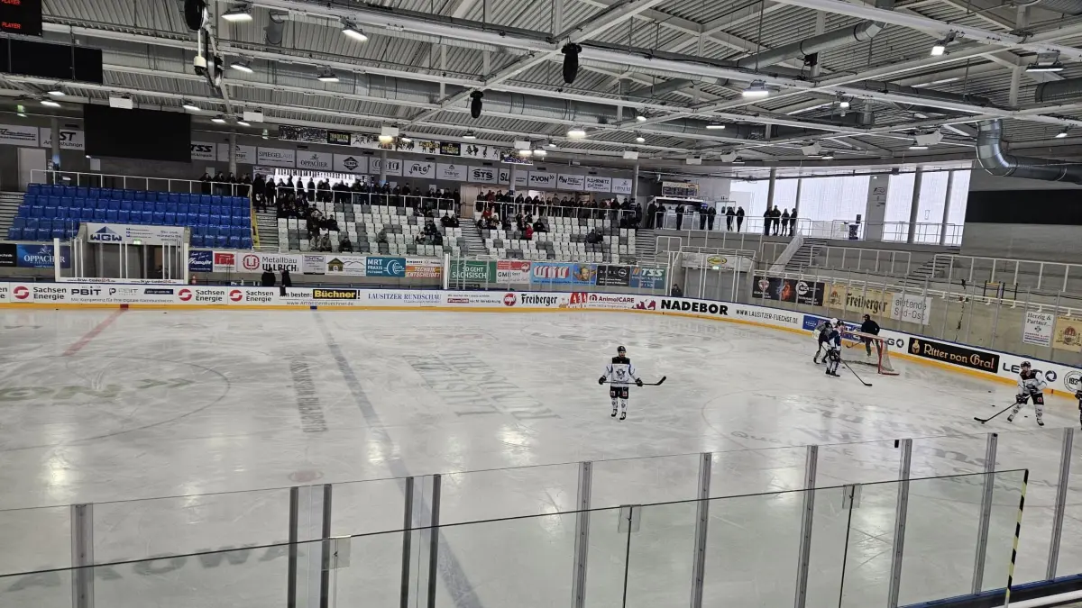 Mit Bier und Brause: Fans der Lausitzer Füchse schauen sich am Sonntagvormittag das Eistraining der Kassel Huskies in Weißwasser an.