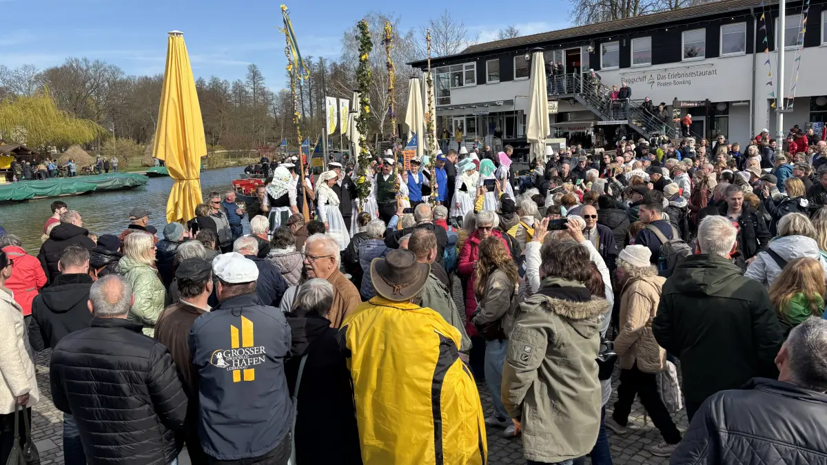 Zur Saisoneröffnung mit Rudelübergabe war am Samstag (28. März 2026) der Große Spreewaldhafen in Lübbenau gut besucht.
