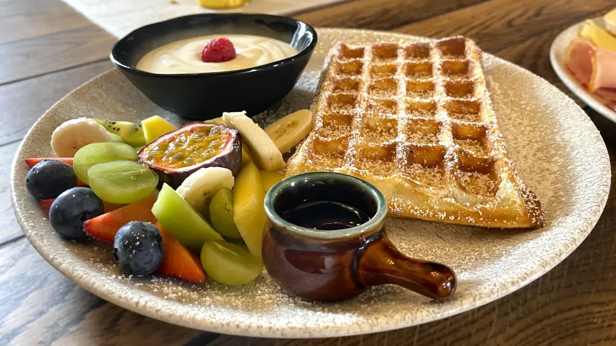 Waffeln mit Obst und Joghurt als Frühstück am 26.03.2026 im Cafehaus Zille in Spremberg