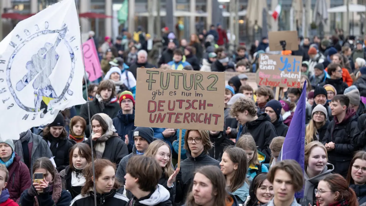 Klimastreik in Dresden: ARCHIV - 07.02.2025, Sachsen, Dresden: Teilnehmer eines Klimastreiks von Fridays for Future stehen auf dem Neumarkt und halten ein Schild mit der Aufschrift „Futur 2 gibt es nur im Deutschunterricht“. (zu dpa: «Studie: Viele Jugendliche sehen Deutschlands Zukunft düster») Foto: Sebastian Kahnert/dpa +++ dpa-Bildfunk +++