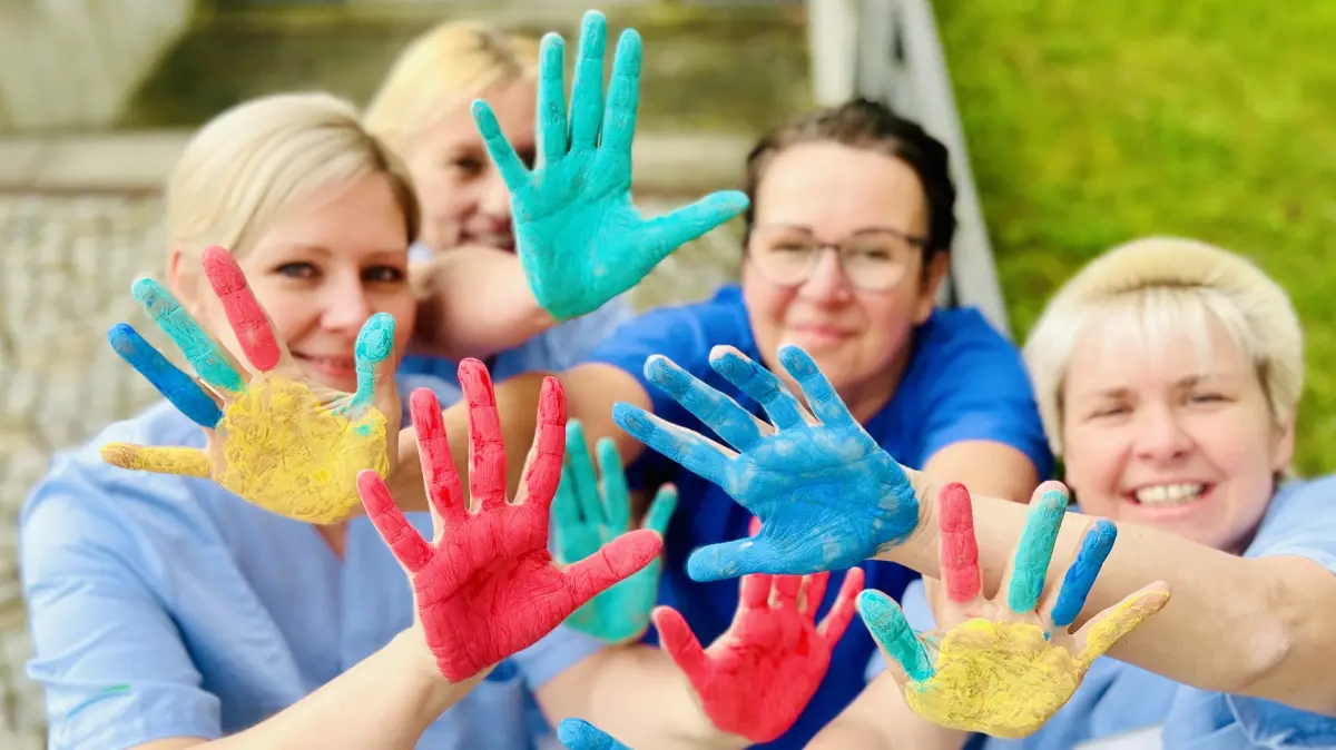 Viele Hände. Eine Mission: Ihre Sicherheit. Das Hygieneteam der Sana Kliniken Niederlausitz steht für konsequente Händehygiene – jeden Tag, für jeden Patienten.