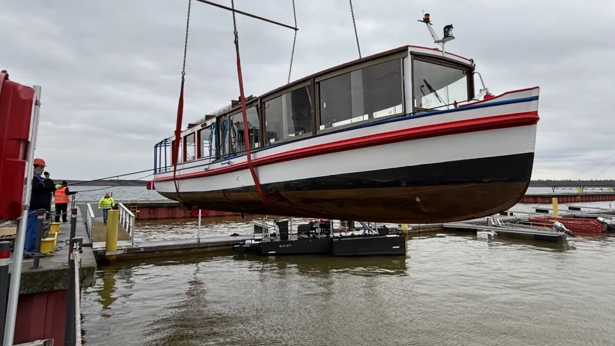 Das Fahrgastschiff "Wilde Ilse" schwebt über dem Hafenbecken von Großräschen. Die Vorbereitungen für die neue Saison auf dem gleichnamigen See gehen in die Endphase.