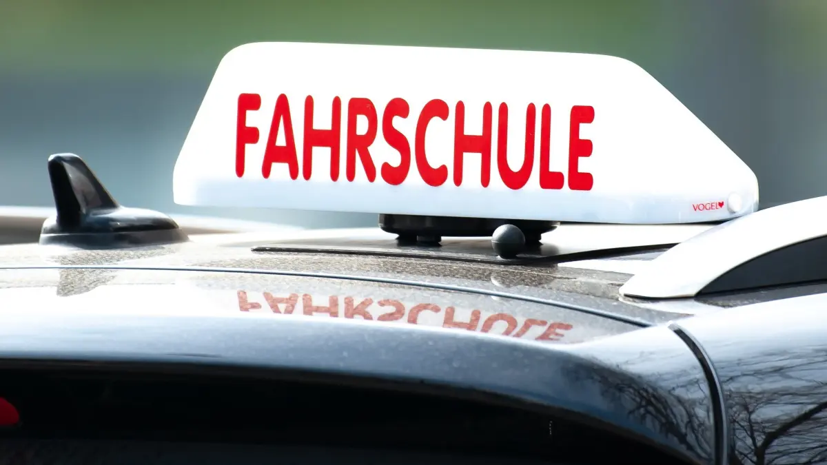Fahrschule: ARCHIV - 13.04.2018, NA, Göttingen: Ein Schild mit der Aufschrift «Fahrschule» ist auf einem Fahrschulauto befestigt. (zu dpa: «Zahl der Führerschein-Betrugsversuche in Thüringen gestiegen») Foto: Swen Pförtner/dpa +++ dpa-Bildfunk +++