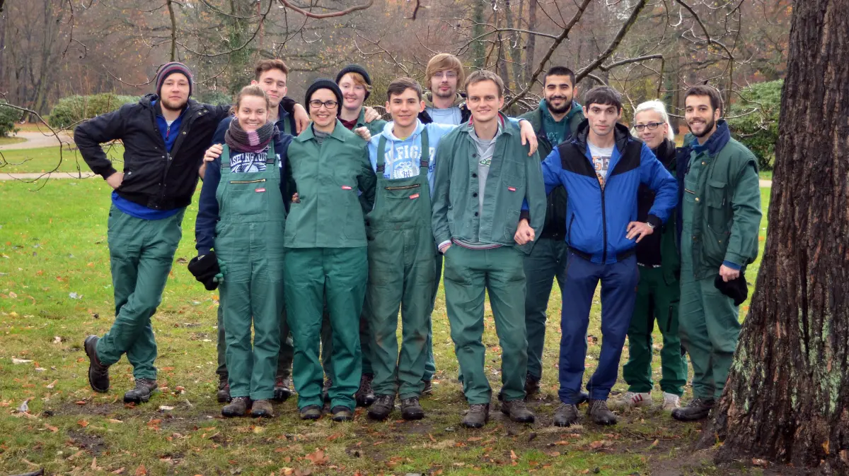 2015/16 gehörte Maddalena Sartori (4.v.l.) zur 7. Staffel der Jugendbauhütte Gartendenkmalpflege im Altdöberner Schlosspark. „Die Arbeit dort ist beeindruckend“, sagt die gebürtige Italienerin. „Schade ist nur, dass kaum Jugendliche aus der Lausitz teilnehmen.“