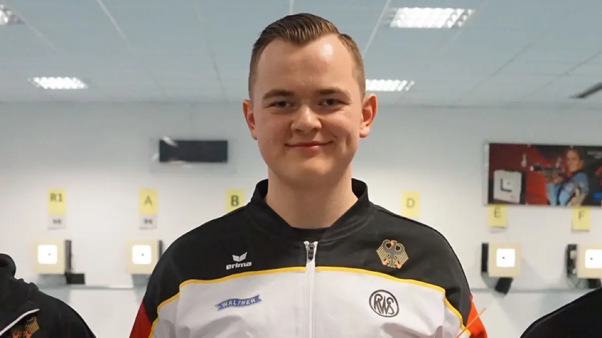 Sportschütze David Obenaus von der Schützengilde Döllingen (m.)