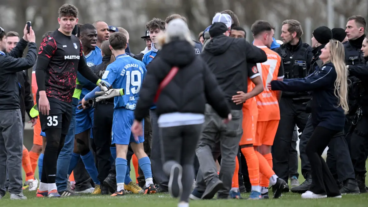 Stahnsdorf , 28.03.2026, Fussball, Landespokal Brandenburg, Halbfinale, RSV Eintracht 1949 Stahnsdorf - VfB 1921 Krieschow,
Polizei, Tumult, Tumulte, zwischen Spieler Saheed Mustapha (SV Eintracht 1949 Stahnsdorf) und einem Zuschauer, Fan, Ultra aus Krieschow, Vermutlich nach rassistischer Beleidigung,
Foto: Ottmar Winter