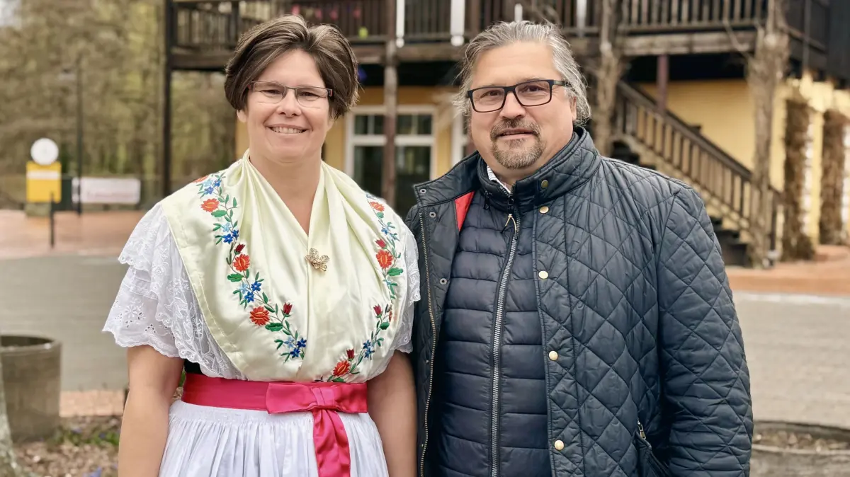 Jacqueline Fischer und Thomas Dannert vor dem Touristischen Zentrum in Lübben auf der Schlossinsel