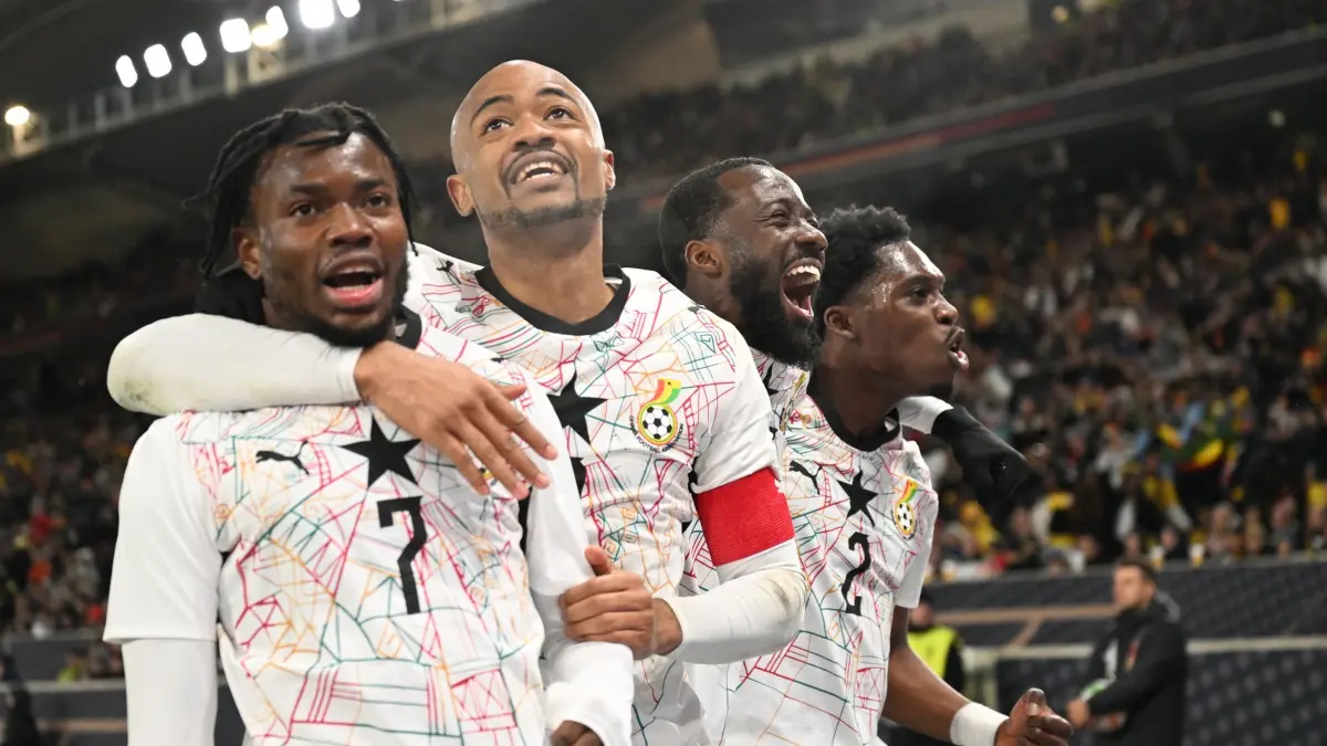 Deutschland - Ghana: 30.03.2026, Baden-Württemberg, Stuttgart: Fußball, Männer, Länderspiele, Deutschland - Ghana, MHP Arena. Abdul Fatawu (Ghana) jubelt mit Jordan Ayew (Ghana) über sein Tor zum 1:1. Foto: Marijan Murat/dpa - WICHTIGER HINWEIS: Gemäß den Vorgaben der DFL Deutsche Fußball Liga bzw. des DFB Deutscher Fußball-Bund ist es untersagt, in dem Stadion und/oder vom Spiel angefertigte Fotoaufnahmen in Form von Sequenzbildern und/oder videoähnlichen Fotostrecken zu verwerten bzw. verwerten zu lassen. +++ dpa-Bildfunk +++