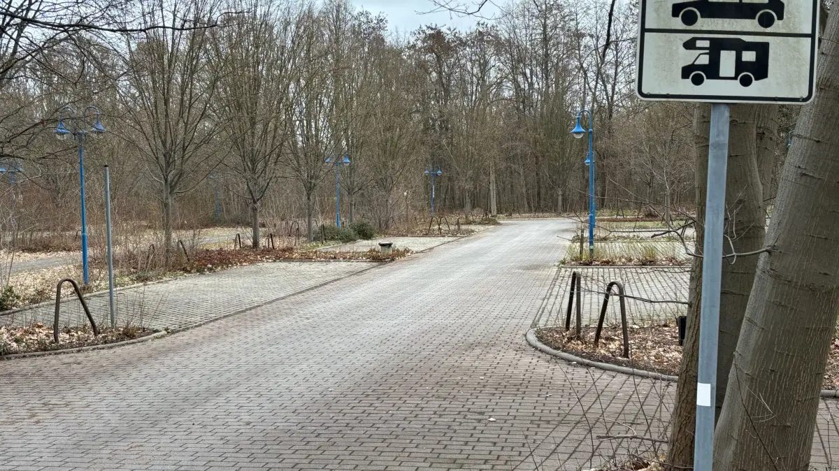 Blick auf den Parkplatz neben dem Rutschenpark. Ein Teil des Areals soll sehr bald wieder genutzt werden können.
