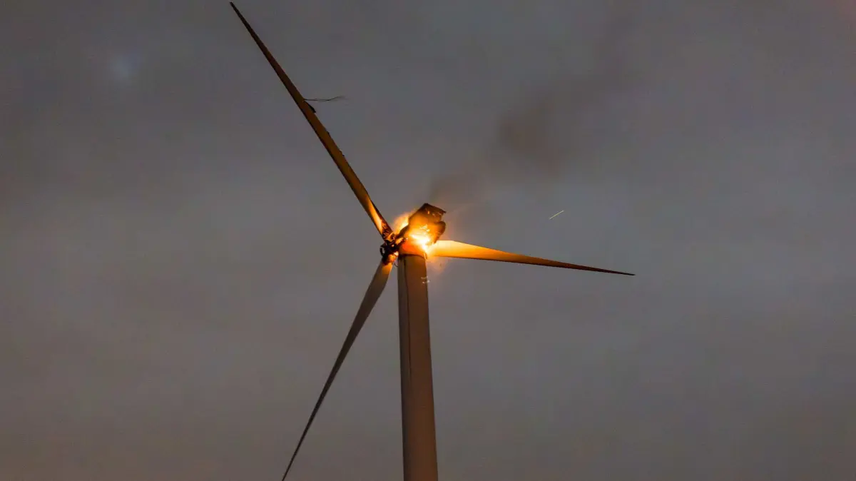 Brand im Landkreis Bautzen: Auf einem Feld bei Crostwitz stand die Turbine eines Windrads in Flammen.
