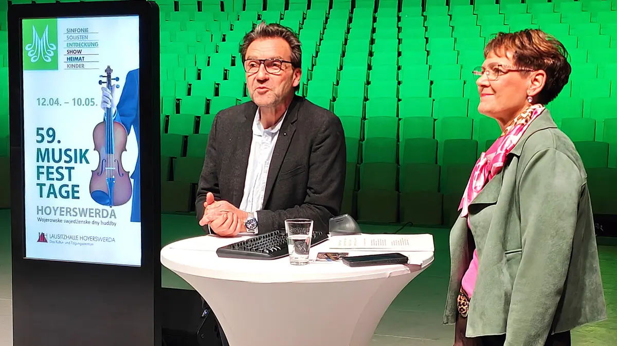 Festivalorganisatorin Christiane Vogel und Dirk Rolka, Geschäftsführer der Lausitzhalle, geben Einblick in das Programm der 59. Musikfesttage Hoyerswerda.