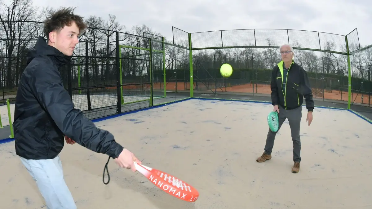 Letzte Arbeiten und erste Tests – Auf dem Gelände des Elsterwerdaer Tennisvereins entstehen eine neue Padel- Anlage und zusätzlich drei Pickle- Tennis- Plätze : Letzte Arbeiten und erste Tests – Auf dem Gelände des Elsterwerdaer Tennisvereins entstehen eine neue Padel- Anlage und zusätzlich drei Pickle- Tennis- Plätze
- Die neu entstehende neue Padel- Anlage. Auf dem Boden muss Sand in den Unterbau eingearbeitet werden, erste Ball- Tests sind möglich. Auf dem Foto sind Tom Kummich (18) aus Finsterwalde im Freiwilligen Sozialen Jahr und der Vorsitzende des Elsterwerdaer Tennisvereins Dieter Anders (77) zu sehen
-