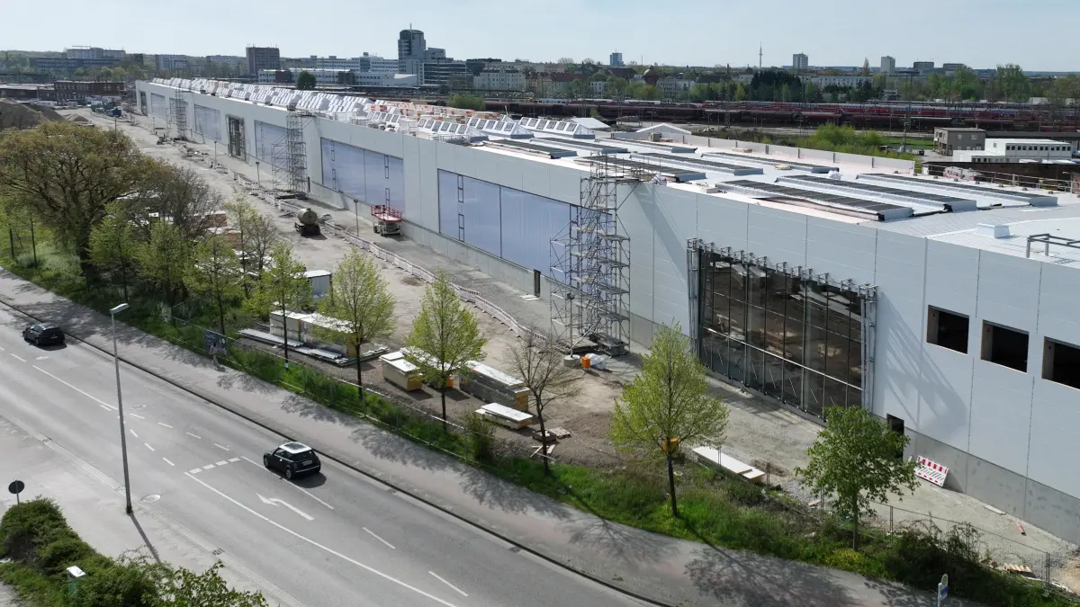 Auf dem Mittleren Stadtring von Cottbus wird am Neuen Bahnwerk auf der Wilhelm-Külz-Straße und der Waisenstraße eine neue Baustelle eröffnet. Das müssen Fahrer und Anwohner dazu wissen.
