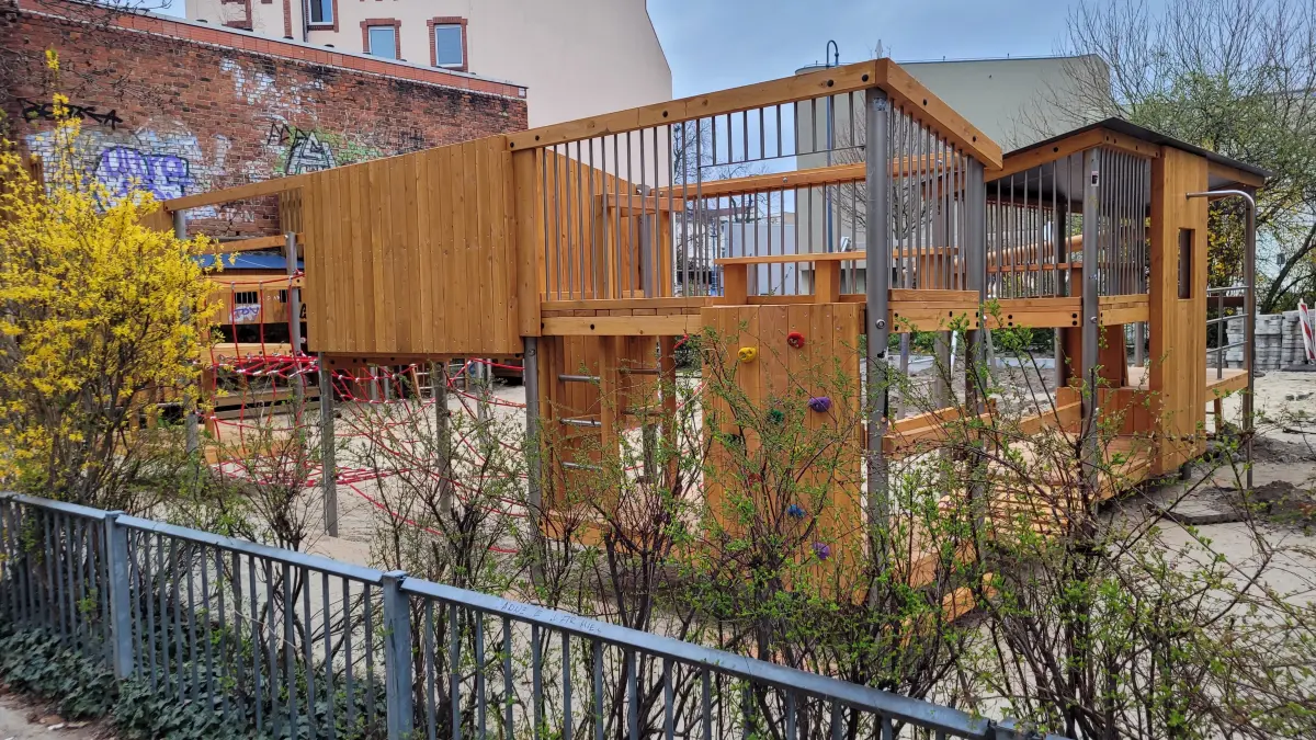 Dieser Spielplatz in Cottbus ist fast fertig. Derzeit ist er gesperrt, weil die Bauarbeiten noch nicht abgeschlossen sind. Aber schon bald sollen Kinder hier wieder spielen können.