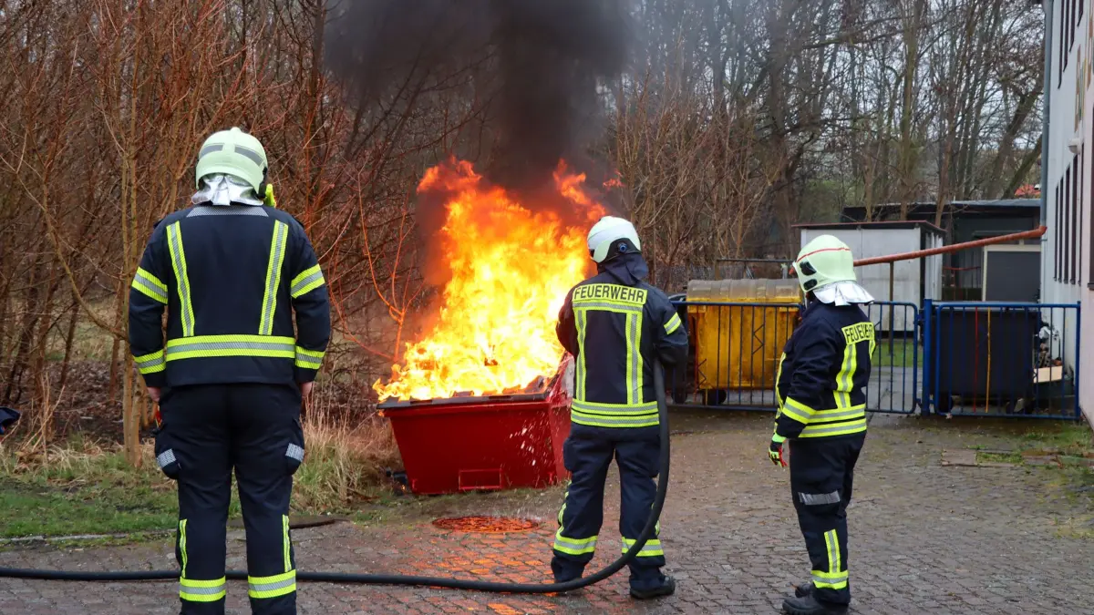 Papier in einem Container unweit eines Kindergartens in Lauchhammer in Flammen.