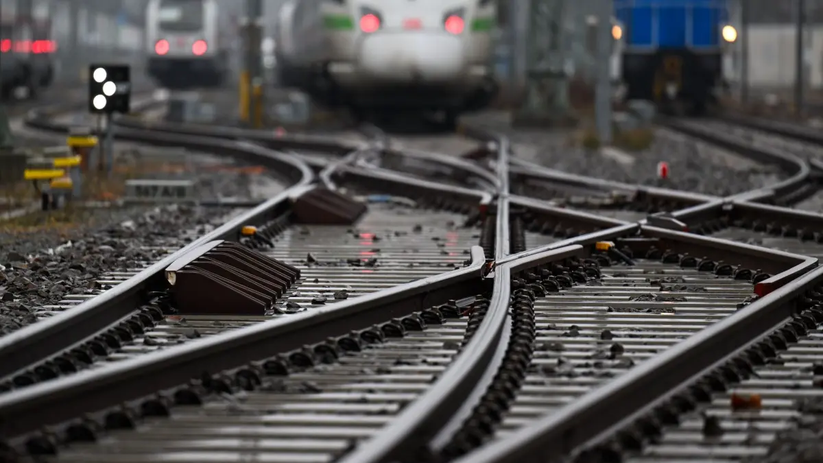 Schienen der Deutschen Bahn: SYMBOLBILD - 15.01.2025, Sachsen, Leipzig: Schienen mit Weichen und verschiedenen Zügen im Hintergrund. (zu dpa: ««Tagesspiegel»: Bahn behebt Personalmangel in Stellwerken») Foto: Hendrik Schmidt/dpa +++ dpa-Bildfunk +++