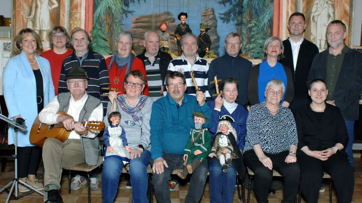 Auch beim 29. Historischen Marionettenspieltag in Kröbeln gab es das traditionelle Gruppenbild mit den Organisatoren, dem neuem Elbe-Elster-Landrat, Bürgermeistern und der Referentin Katrin Seitz (2. Reihe, 3.v.r.) vom Ministerium für Wissenschaft, Forschung und Kultur des Landes Brandenburg, verantwortlich für den Bereich Immaterielles Kulturerbe Beratung der UNESCO-Kommission Deutschland.