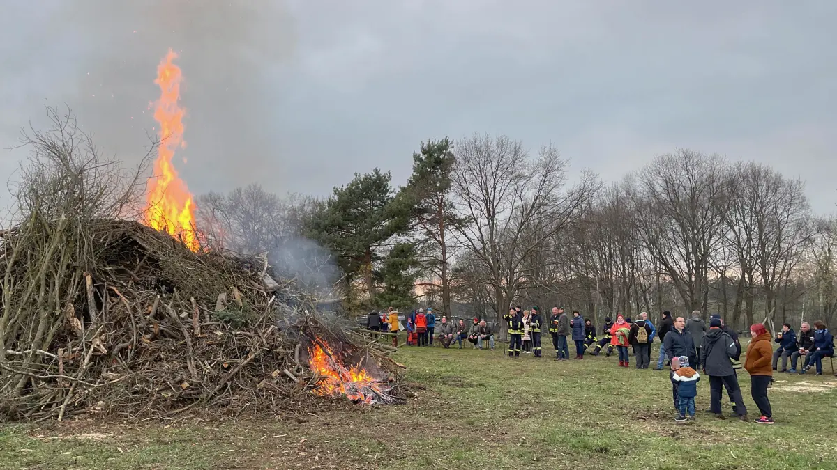 Rund um Ostern werden im Spreewald wieder Osterfeuer entzündet, wie hier in Raddusch. Sie stehen traditionell für das Ende des Winters, den Beginn des Frühlings und die Auferstehung Jesu.