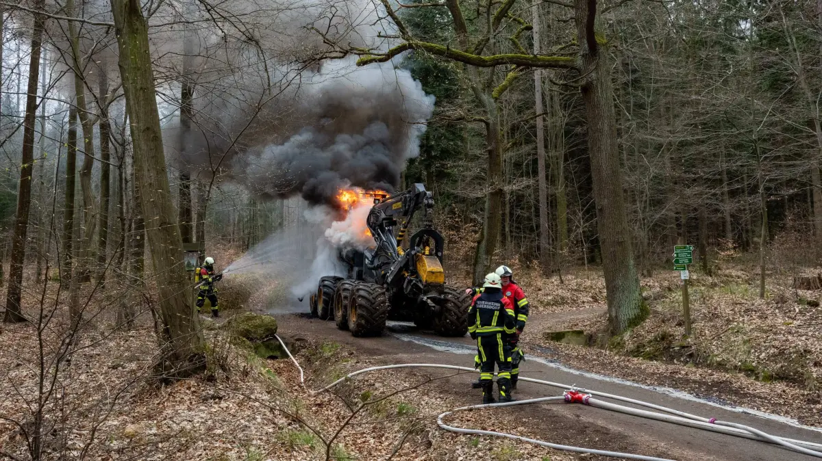 Am Dienstagnachmittag gegen 14:15 Uhr wurde die Feuerwehr zu einem Brand einer Forstmaschine zwischen Olbersdorf und Oybin alarmiert. Im Waldgebiet an der Leipaer Straße geriet ein Harvester in Brand. Der Fahrer bemerkte Rauch unterhalb der Fahrerkabine, als er die Tür öffnete. Er reagierte sofort, stieg aus und versuchte, den Brand mit einem Feuerlöscher zu bekämpfen – jedoch ohne Erfolg. Innerhalb kurzer Zeit stand die Maschine in Vollbrand. Die eintreffenden Einsatzkräfte konnten das Feuer schließlich löschen und verhinderten so ein Übergreifen der Flammen auf das umliegende Waldgebiet im Naturpark Zittauer Gebirge. Der entstandene Sachschaden wird auf 250.000 Euro geschätzt. Während der Löscharbeiten kam es zudem zu Einschränkungen im Bahnverkehr: Da eine Löschwasserversorgung über die Strecke der Zittauer Schmalspurbahn gelegt werden musste, wurde der Zugverkehr vorübergehend eingestellt.