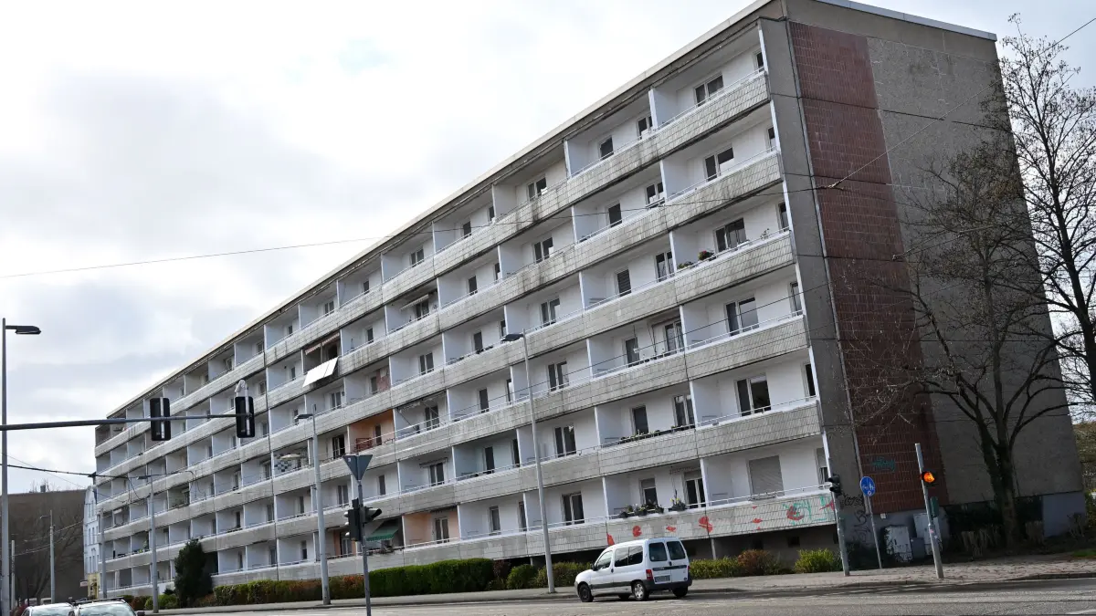 Balkone Berliner Strasse: Balkone von Häusern der eG Wohnen in der Berliner Strasse beginnend ab den Hauseingängen Pappelallee bis zur Kopfstrasse/Saarstrasse müssen saniert werden.