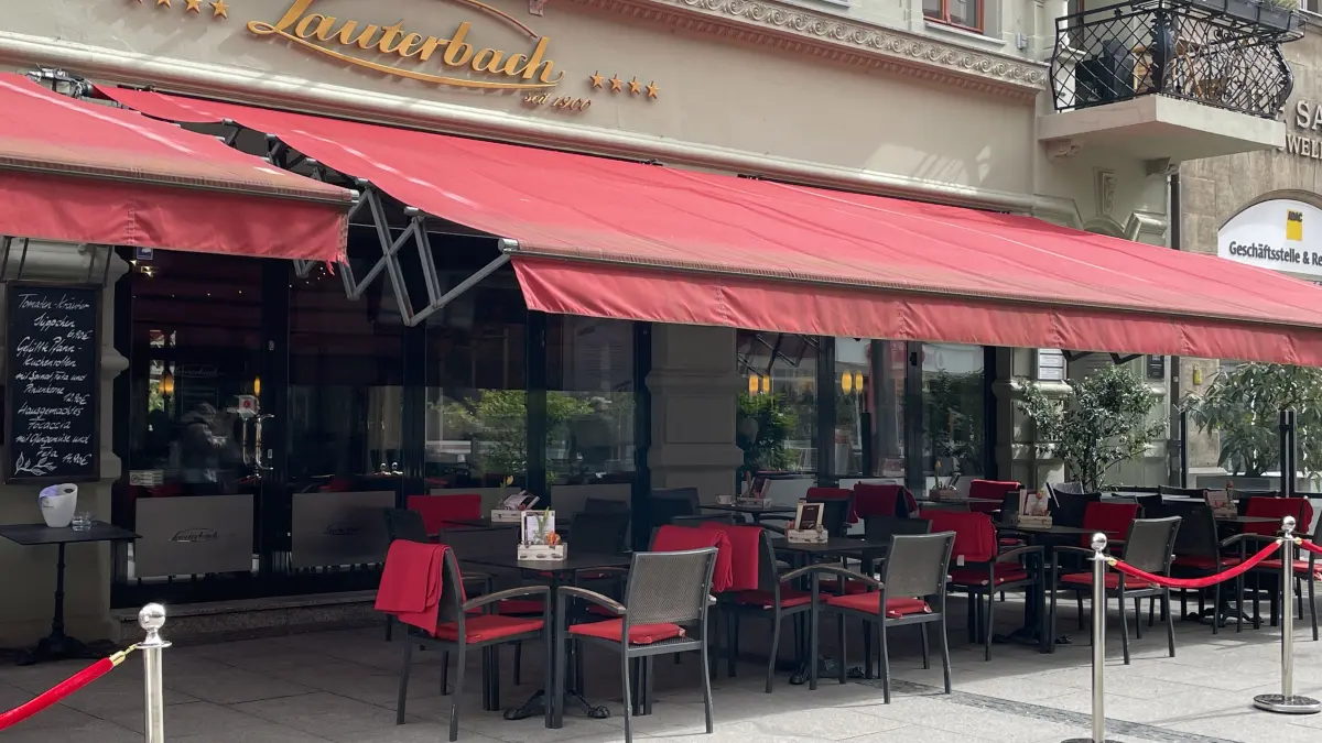 Auf dem Altmarkt in Cottbus kündigt sich die Eröffnung der Terrassensaison an. Die ersten Gaststätten sind schnell und haben auf die ersten Sonnenstrahlen mit gemütlichen Sitzplätzen im Freien bereits reagiert