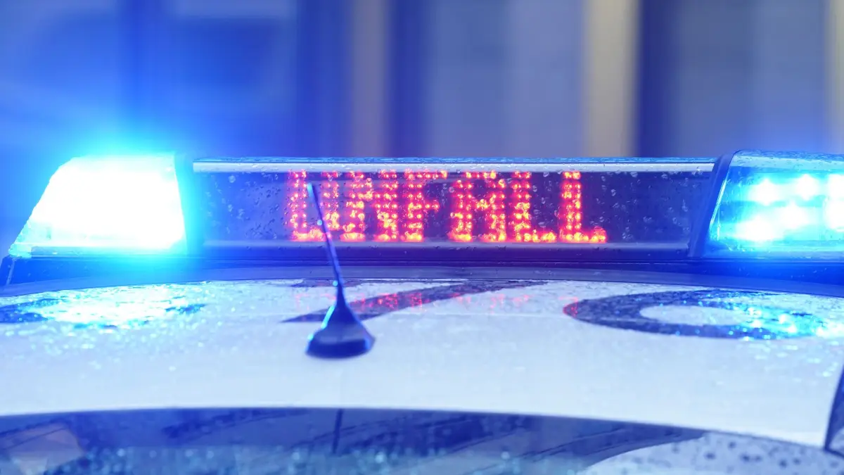 Polizeifahrzeug: ARCHIV - 15.03.2024, Hamburg: Der Schriftzug «Unfall» ist neben dem Blaulicht auf dem Dach eines Polizeiautos zu lesen. (zu dpa: «Lastwagen-Unfall auf A7 - langer Stau Richtung Norden») Foto: Marcus Brandt/dpa +++ dpa-Bildfunk +++