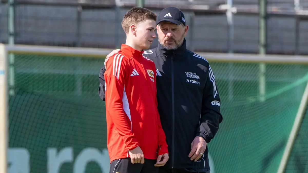 1. FC Union Training 2025/26: Fußball, Herren, Saison 2025/2026, 1. Bundesliga, 1. FC Union Berlin auf Trainingsplatz II, v. l. Linus Güther (1. FC Union), Trainer Steffen Baumgart (1. FC Union Berlin), 01.04. 2026, Foto: Matthias Koch