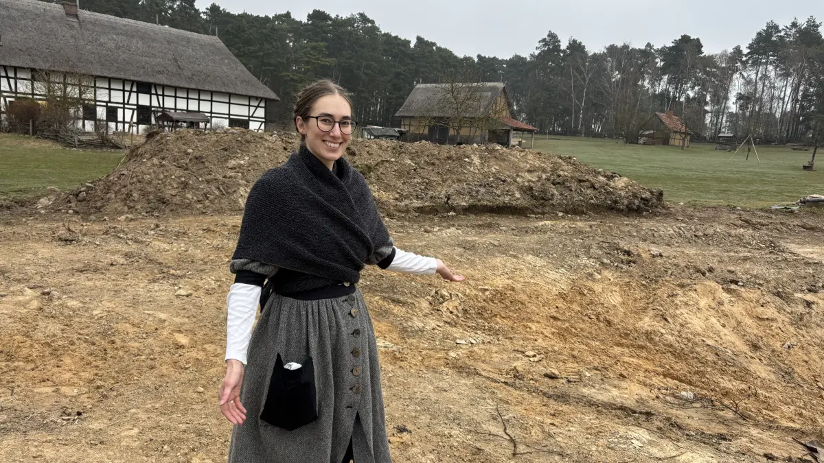 Marlene Ullrich vom Vorstand des Fördervereins Naturpark Niederlausitzer Landrücken e.V. auf dem Höllberghof in Langengrassau