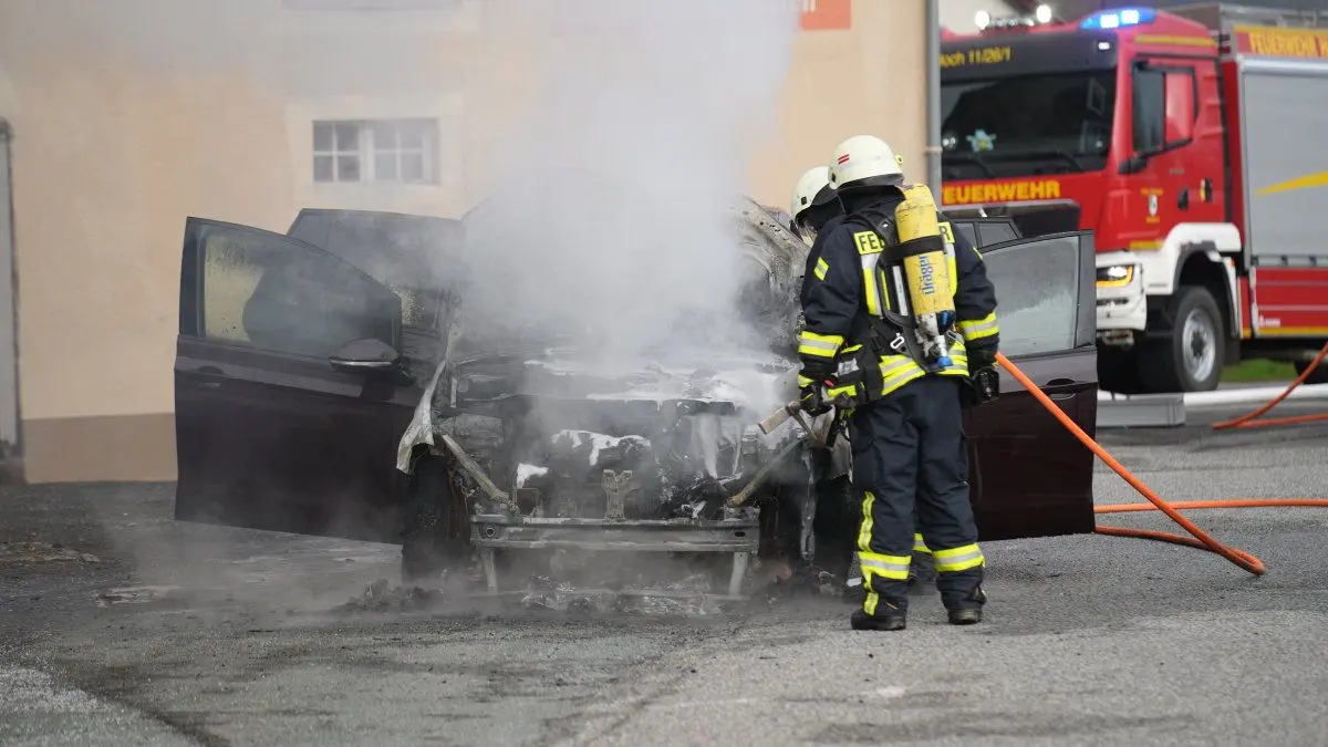 Auf der B6 in Richtung Löbau ist ein VW Golf ausgebrannt. Das Fahrzeug wurde von der Feuerwehr gelöscht.