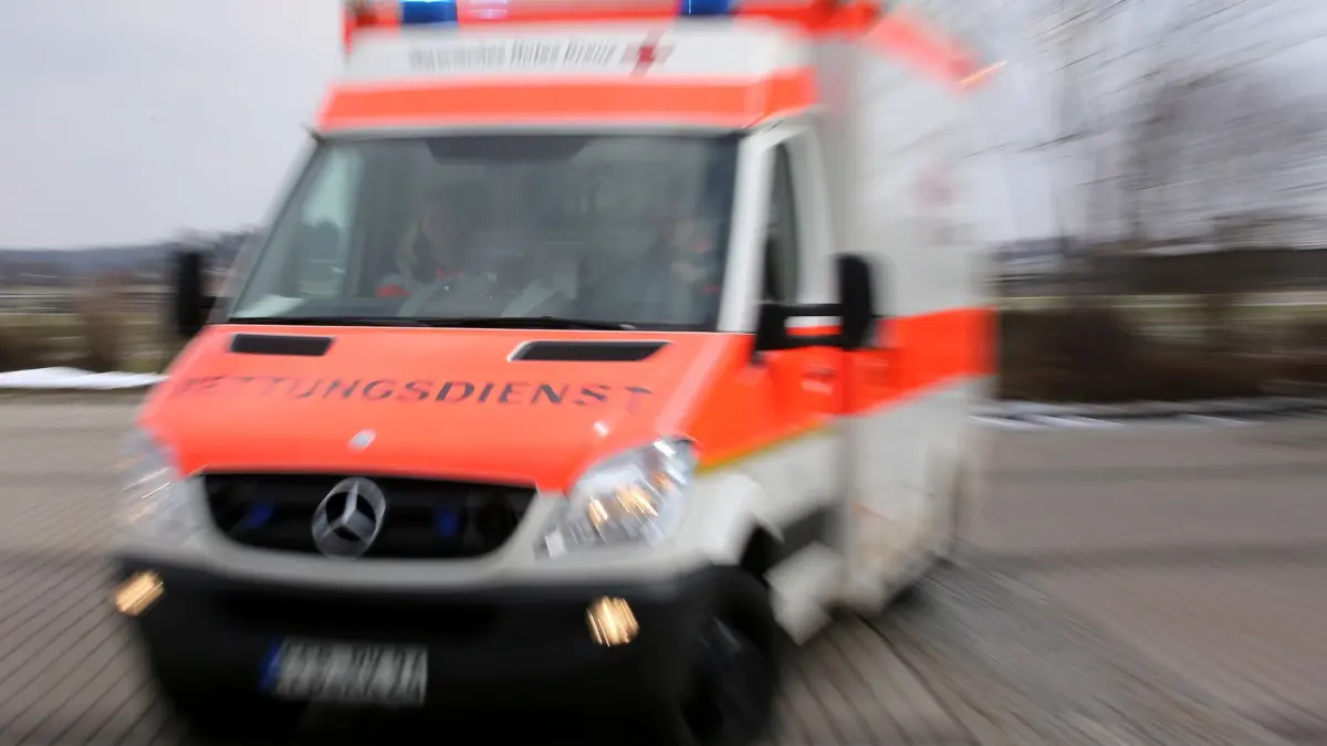 Rettungsdienst: ARCHIV - 14.03.2013, Bayern, Germering: Ein Rettungswagen (RTW) vom BRK (Bayerisches Rotes Kreuz). Bei einem Überholmanöver auf einer Bundesstraße in der Nähe von Köthen (Landkreis Anhalt-Bitterfeld) ist ein Krankenwagen mit einem Auto zusammengeprallt. (zu dpa: «Krankenwagen stößt bei Überholmanöver mit Auto zusammen») Foto: Stephan Jansen/dpa +++ dpa-Bildfunk +++