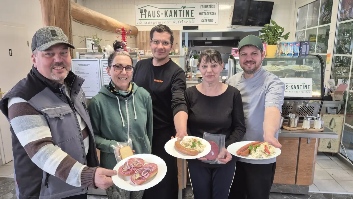 Das Team der Haus-Kantine: Chef Sven Schmied, Kantinenleiterin Anja Wauer, Danny Anders, Cornelia Schütz und Stephan Jurr (v.l.). Die Einrichtung im ehemaligen Autohaus bietet neben Frühstück und Mittagessen auch Kuchen und Catering an.