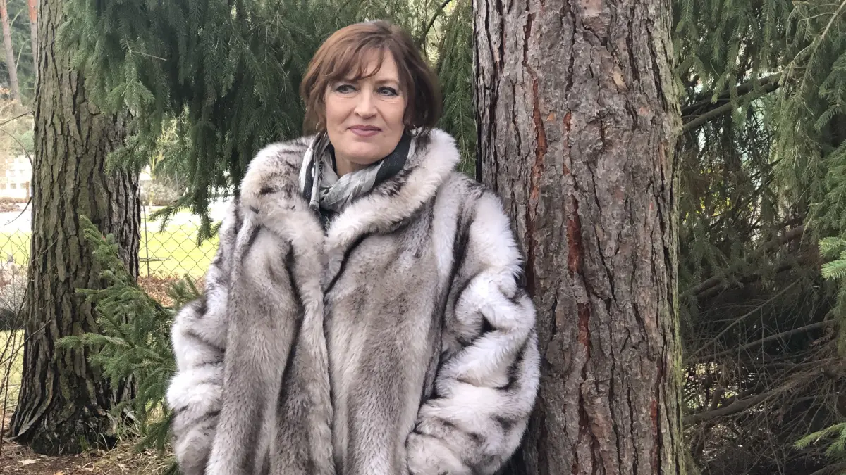 Kennt auch das ruhige Familienleben: Felicitas Schirow im Garten ihres Hauses in Beelitz