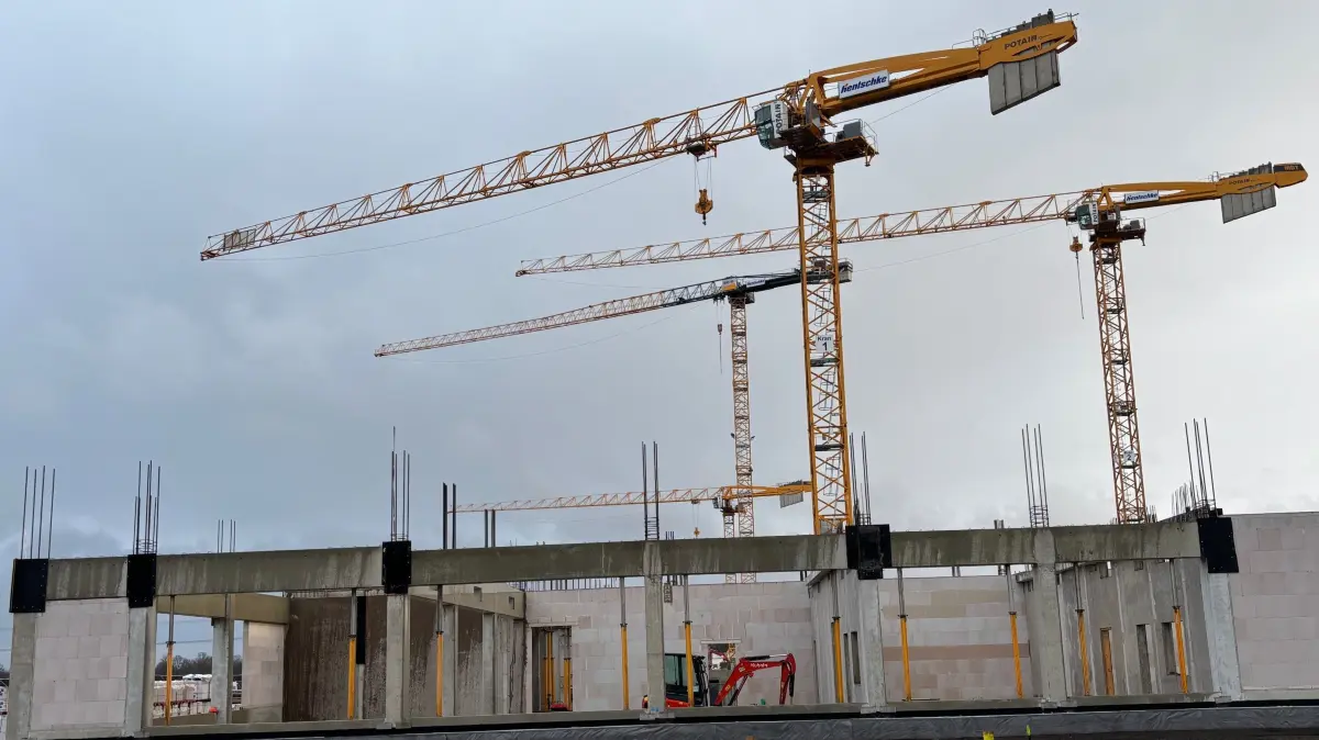 Impression von der Großbaustelle für das Leistungszentrum Lausitz an der Naundorfer Straße in Schwarzheide. Die Kräne sind weithin in der Gegend sichtbar.