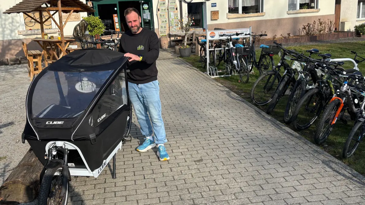 Rund 120 Fahrräder stehen im Großkoschener Bike Stadl zur Ausleihe parat. Eines der Flaggschiffe von Inhaber Alexander Hartmann ist das Lasten-Cargo-Fahrrad.