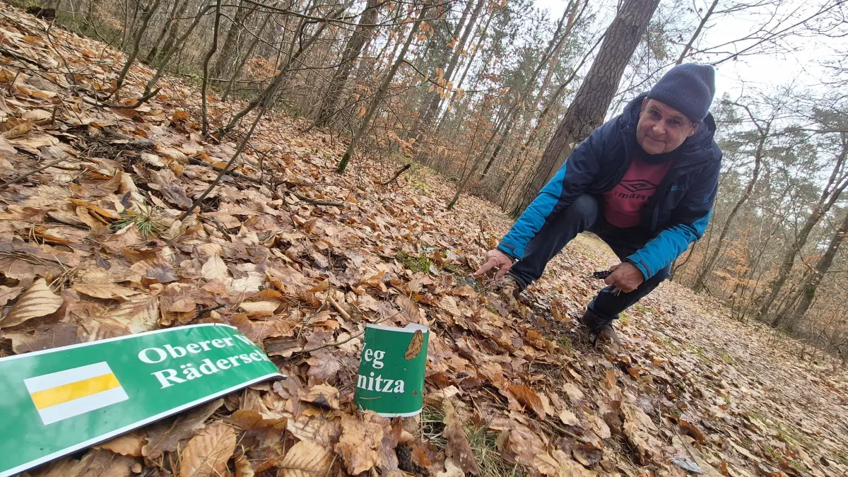 Der Bad Muskauer Holger Zimpel zeigt ein abgerissenes und verbogenes Schild. Der Pfahl, an dem sie befestigt waren, ist gar entfernt worden.