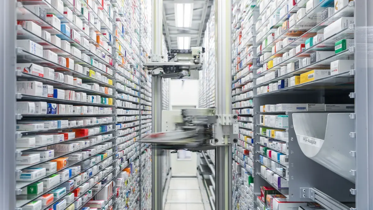 Apotheken in Sachsen: ARCHIV - 31.03.2020, Sachsen, Leipzig: Blick in das automatisierte Medikamentenlager einer Apotheke. (zu dpa: «Pharmaindustrie warnt vor Helium-Engpässen durch Irankrieg») Foto: Jan Woitas/dpa-Zentralbild/dpa +++ dpa-Bildfunk +++