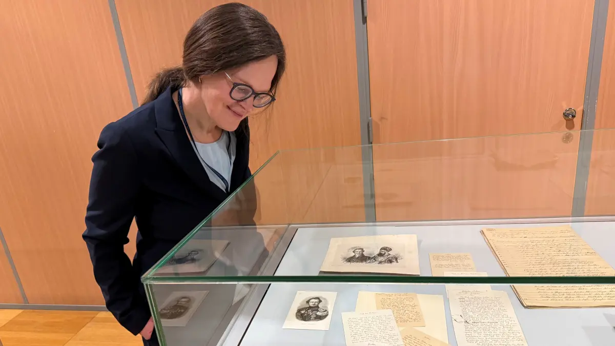 Hüterin des Schatzes: Jadwiga Kita-Huber, Germanistin und Direktorin des neu gegründeten Centers für die Berlinka-Sammlung an der Jagiellonen-Bibliothek Krakau vor der Vitrine mit Archivalien aus dem Pückler-Nachlass
