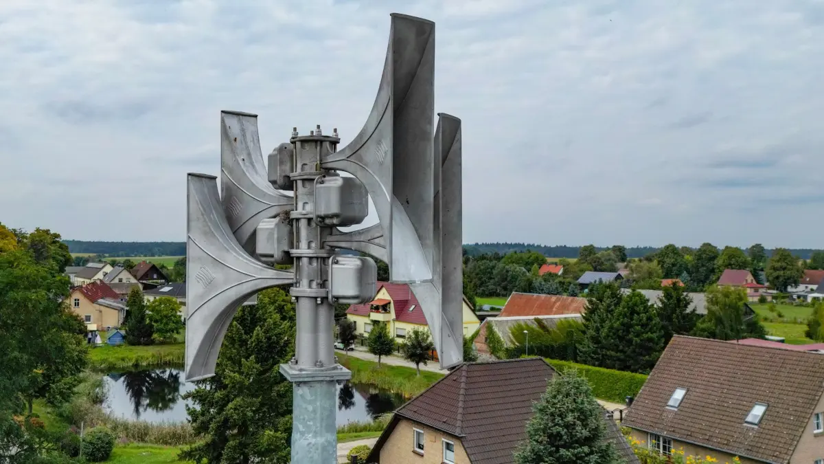 04.09.2025, Brandenburg, Petersdorf: Eine Sirene ist über den Hausdächern in einem Ort zu sehen (Luftaufnahme mit einer Drohne). Wenn das Smartphone am 11.09.2025 um 11 Uhr plötzlich laut klingelt und in der Ferne die Sirenen heulen, müssen die Menschen in Deutschland nicht erschrecken: Es besteht keine Gefahr, sondern es ist wieder bundesweiter Warntag. Ziel des Warntages, welcher seit 2020 in ganz Deutschland durchgeführt wird, ist unter anderem die technische Erprobung der Informationswege. Des Weiteren soll die Bevölkerung auf die Warnmittel und für Ernstfälle sensibilisiert werden. Foto: Patrick Pleul/dpa +++ dpa-Bildfunk +++