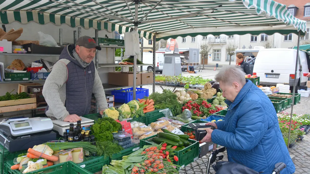 Die Gärtnerei Zschorlich in Kotten bei Wittichenau ist eine feste Größe auf dem Spremberger Wochenmarkt. Das Gemüse und die Blumen sind immer frisch und aus regionalem Anbau. Beet- und Balkonpflanzen, Kräuter- und Gemüsepflanzen sind besonders begehrt. Den ersten eigenen Blumenkohl gibt es schin. Und am Dienstag nach Ostern werden die ersten grünen Gurken aus der Gärtnerei im Angebot sein.