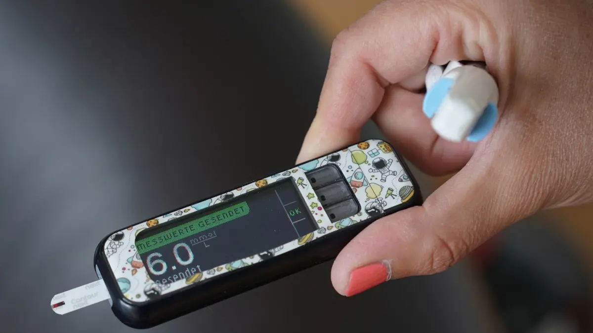 Blutzuckermessgerät zeigt einen Wert von 6.0.: ARCHIV - Häufige Doppel-Diagnose: Zöliakie tritt bei Kindern mit Typ-1-Diabetes deutlich häufiger auf als in der Allgemeinbevölkerung. Foto: Jörg Carstensen/dpa/dpa-mag - Honorarfrei nur für Bezieher des Dienstes dpa-Magazin +++ dpa-Magazin +++