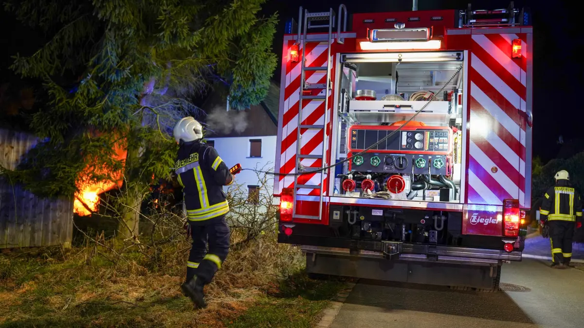 02.04.2026 gegen 0:00 Uhr Schmölln-Putzkau, OT: Tröbigau, Straße der Jugend Fotograf: JKFOTOSIn der Nacht von Mittwoch auf Donnerstag kam es gegen 0:30 Uhr zu einem Feuerwehreinsatz in Tröbigau. Einsatzkräfte der Feuerwehr, Polizei und des Rettungsdienstes eilten zum Einsatzort.