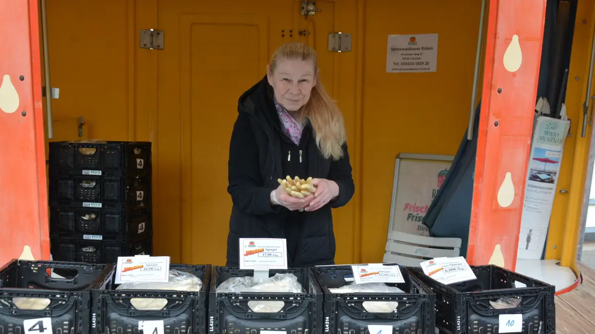 Frischer Spargel aus dem Spreewald wird jetzt auch in Spremberg angeboten. Karin Hapke hat die Erdbeere vom Spreewaldbauern Ricken eröffnet.