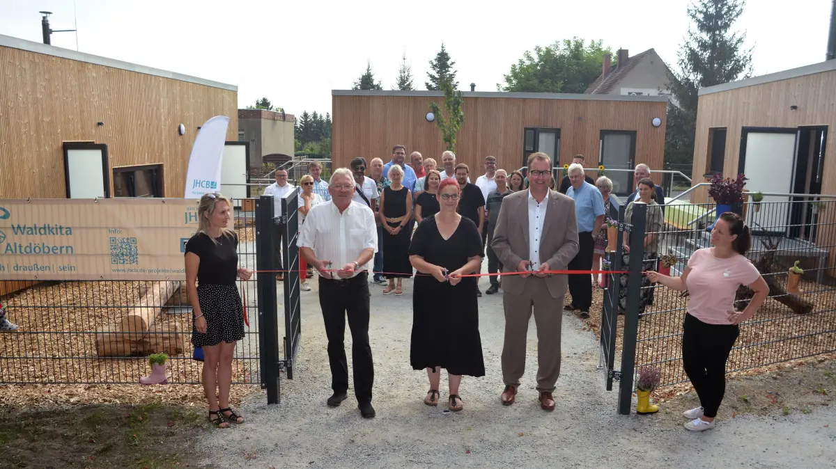 Am 30. August 2024 erfolgte die feierliche Eröffnung des Waldkindergartens, in dem Britta Struck (r.) vom Trägerverein Jugendhilfe Cottbus als Kitaleiterin eingesetzt wurde.