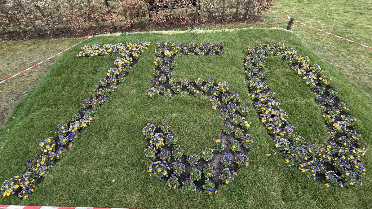Im Lage-Park Luckau wird auf das 750-jährige Stadtjubiläum hingewiesen.